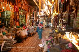 Image du Maroc Professionnelle de  Dans cette ancienne rue de la Rahba des Attarines (épiciers) au souk Semmarine de Marrakech, on trouve une multitudes d’épices ainsi que d’autres produits que l’on utilise pour la décoration des plats ou des paniers pour les grandes fêtes. Ce qui est insolite c'est que l'on y trouve aussi des objets bizarres qui sont destinés à la sorcellerie et à l’envoûtement, le 2 Mars 2004. (Photo / Abdeljalil Bounhar) 